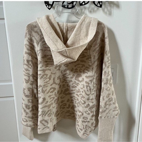 Main Strip For Comfort’s Sake Hooded Leopard Cardigan in Taupe S NWT - Picture 9 of 10